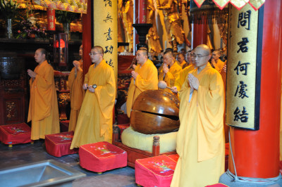 M&ouml;nche beim Beten im Yufo Tempel